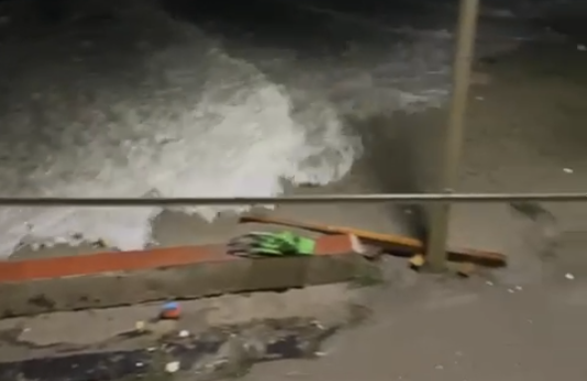 Maltempo, il mare ingoia la strada e minaccia abitazioni