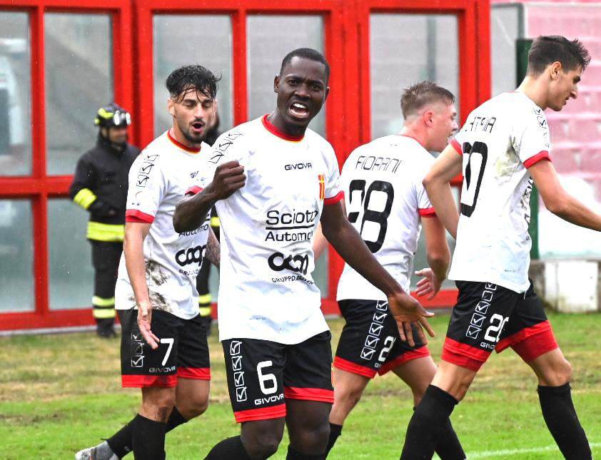 Il Potenza pareggia in 10 ed al Messina resta l’amarezza