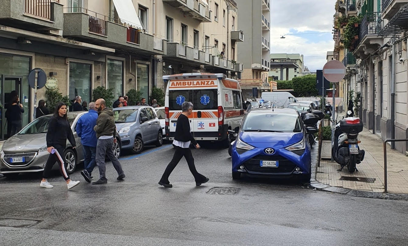 S’accascia in strada: ambulanza arriva da Itala dopo 40′