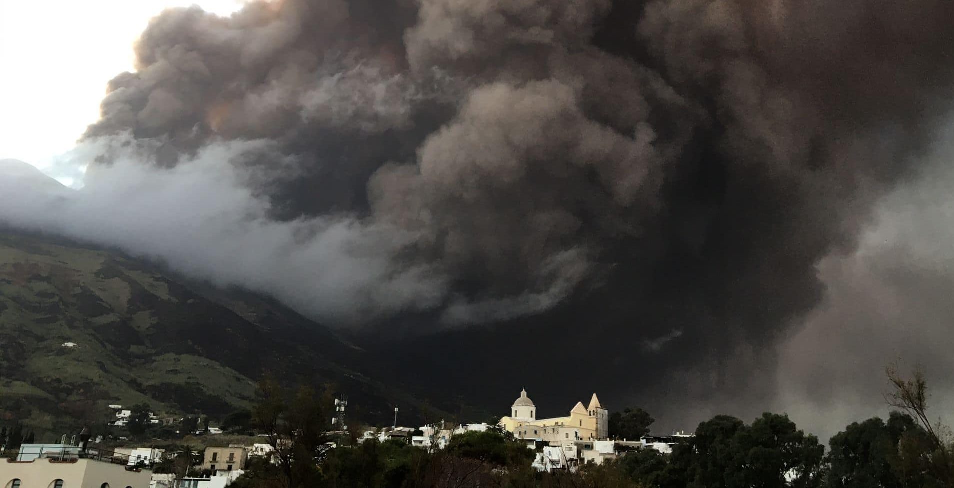 Stromboli invasa da fumo e cenere