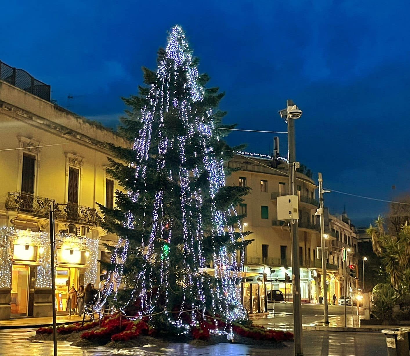Ritoccato l’albero e si spengono le polemiche