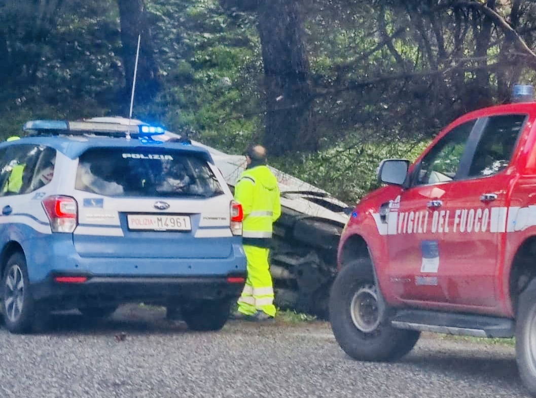 Furgone fuori strada in tangenziale