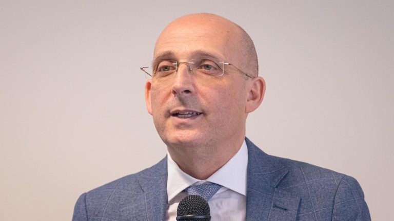 Vaccini, beneficienza e un triangolare di calcio