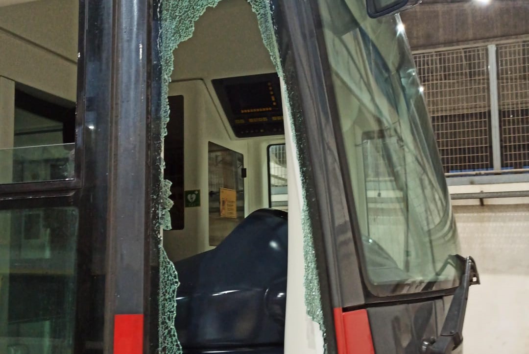 Atm, si sgancia il cancello e danneggia una vettura del tram