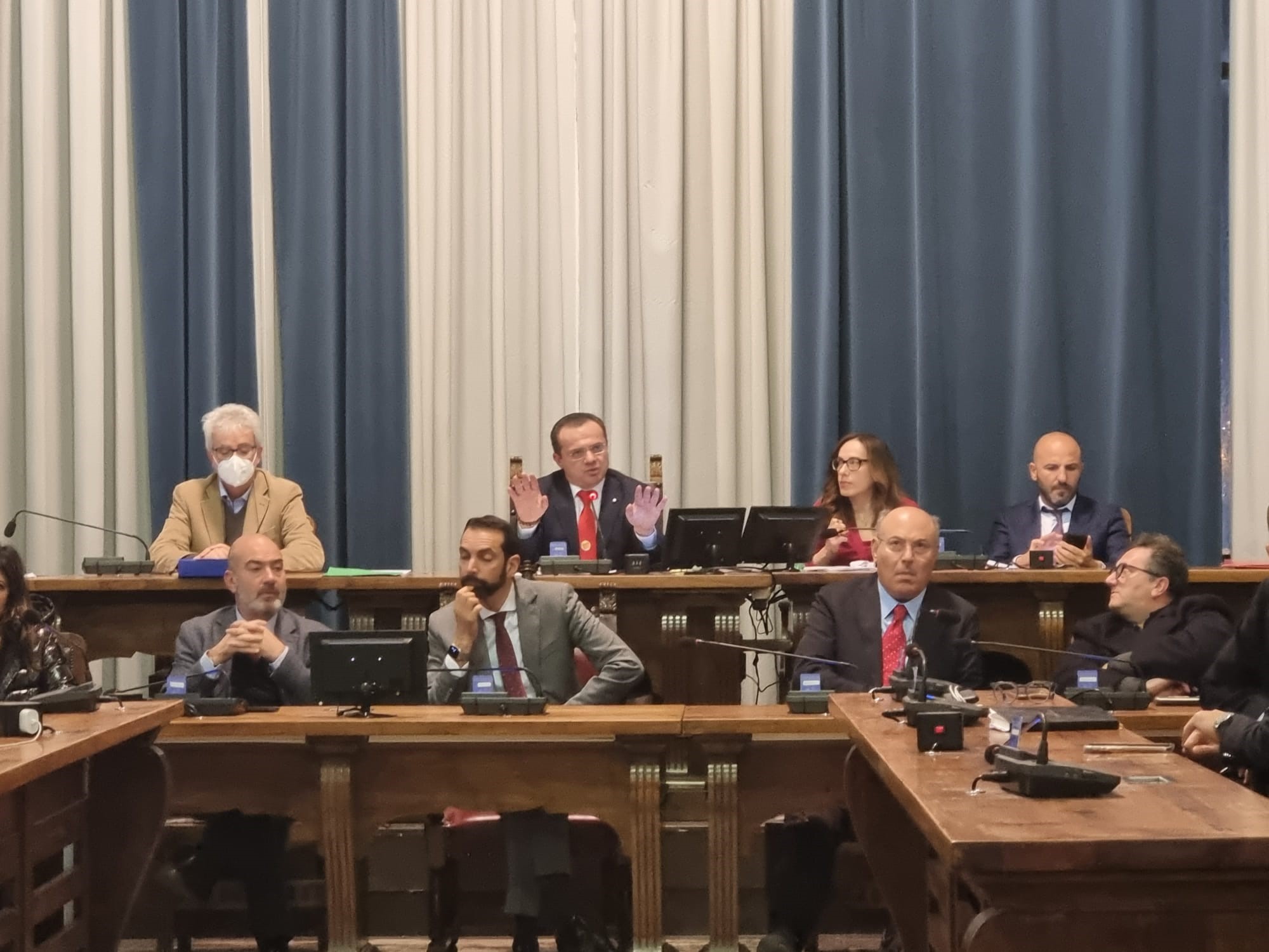 Cateno non si dimette e slitta il regolamento