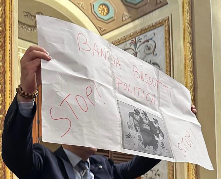 De Luca: “Sventata volgarità politica”