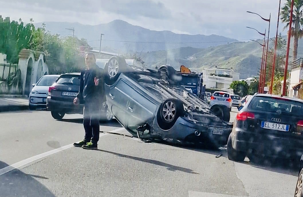 S. Agata, si ribalta utilitaria