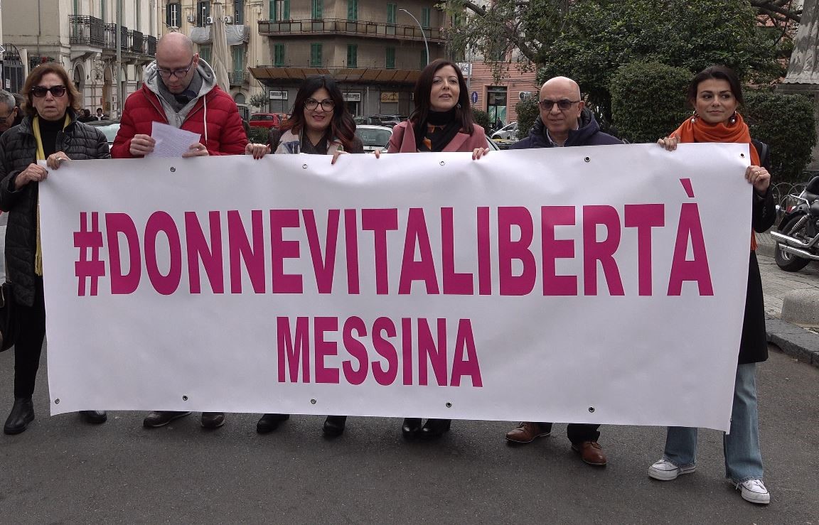 Messina in piazza con gli studenti iraniani: “stop al boia”