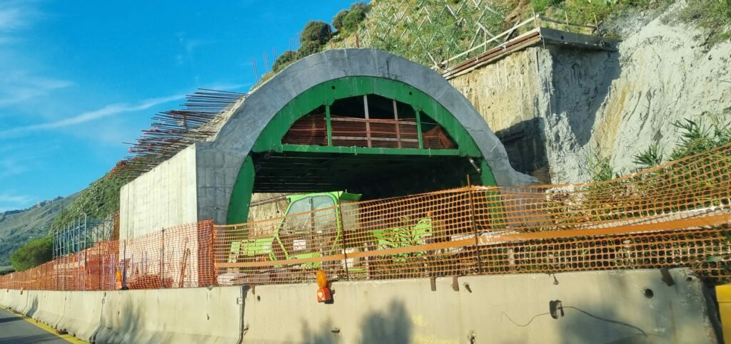 Frana di Letojanni, lunedì riprendono lavori per la galleria sull’A18