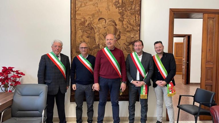 Comprensorio tirrenico intasato di rifiuti: esplode la protesta dei sindaci