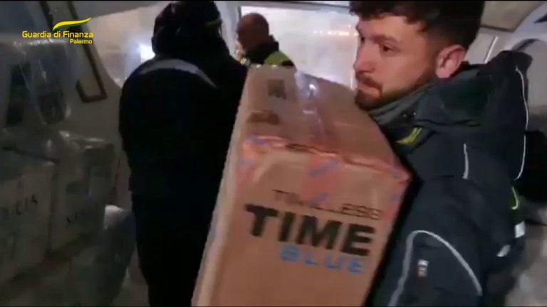 Sequestrata barca con 4 tonnellate di sigarette, 3 arresti