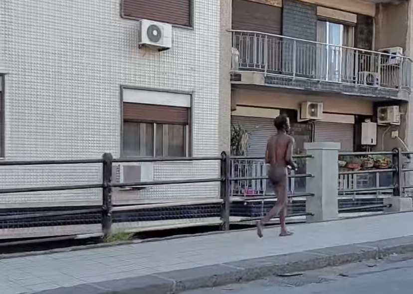 A spasso nudo sul cavalcavia