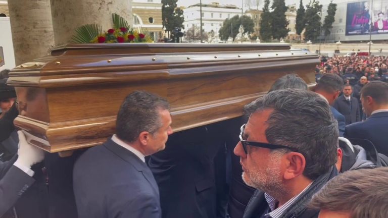 Costanzo, uscita feretro dalla Chiesa sulle note del celebre show