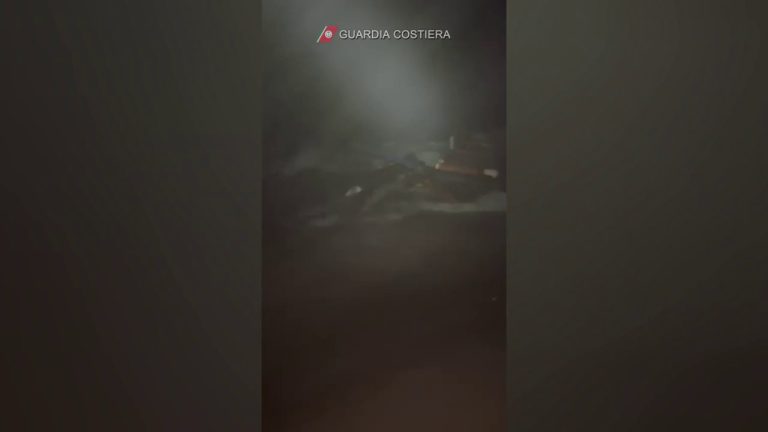 Tragedia Crotone, prime immagini dei soccorsi della Guardia Costiera