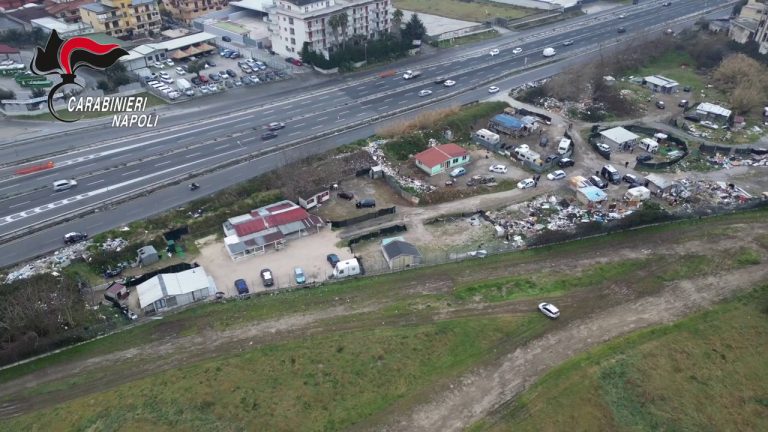Campo nomadi tra i rifiuti nel napoletano, denunce e sequestri