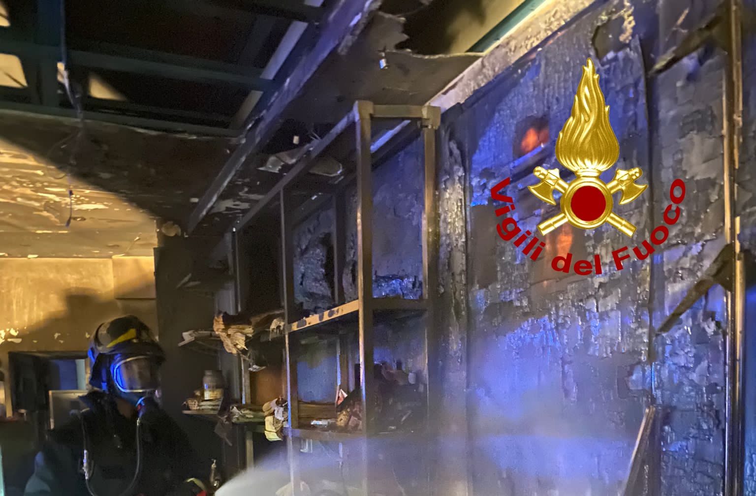 Gazzi, incendio in un ritrovo: danni ingenti