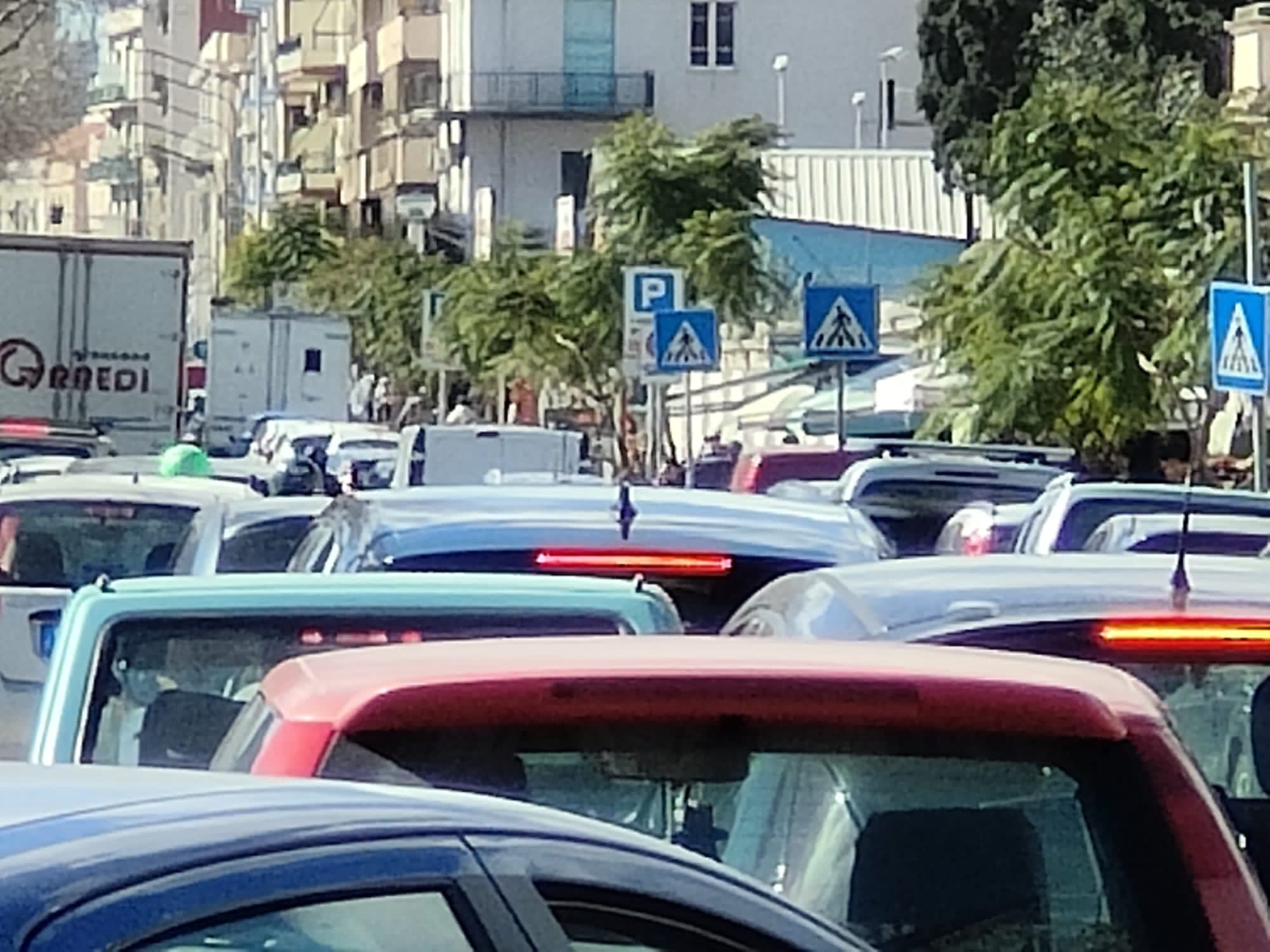 Camion bisarca incastrato, traffico bloccato