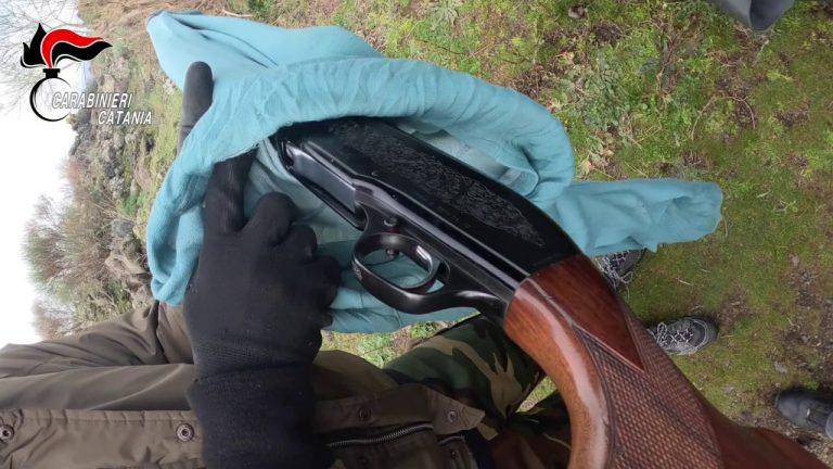 Nascondeva armi in un ovile nel catanese, immagini del ritrovamento