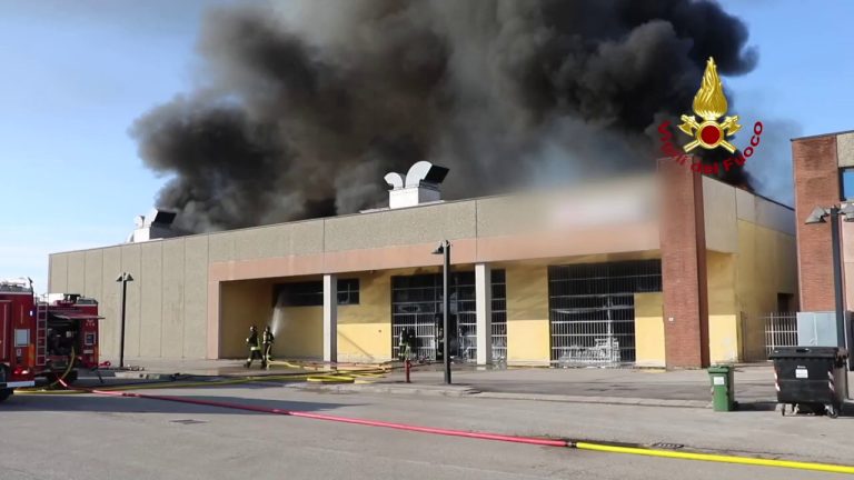 Incendio in un’azienda tessile nel vicentino