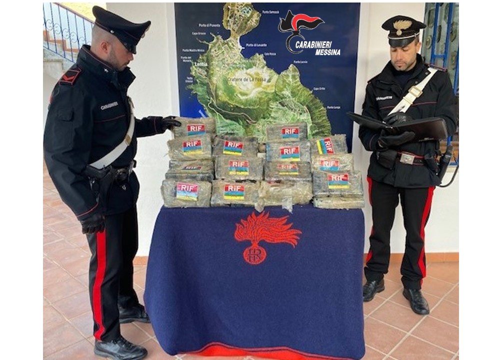 Vulcano, trovati 42 kg di cocaina