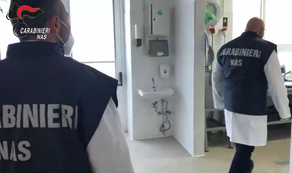 Escrementi e blatte in mense ospedaliere, i Nas chiudono 7 cucine