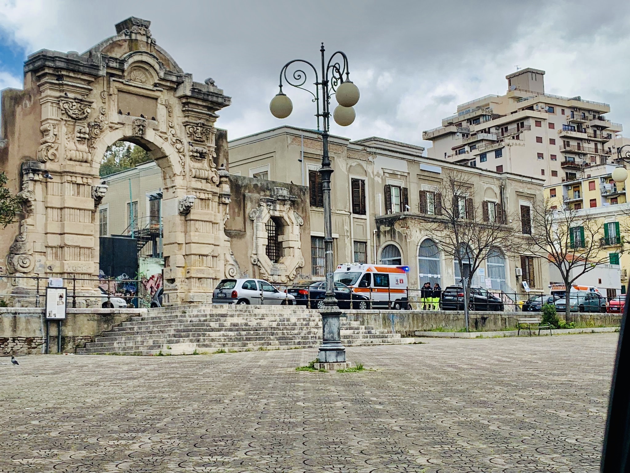 Trovato il cadavere di una donna su una Smart