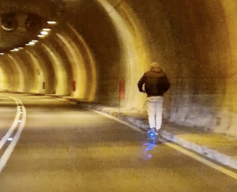 In galleria con il monopattino