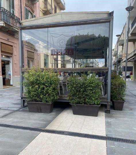 Nuova piazza Cairoli, quel dehor è un pugno nell’occhio…