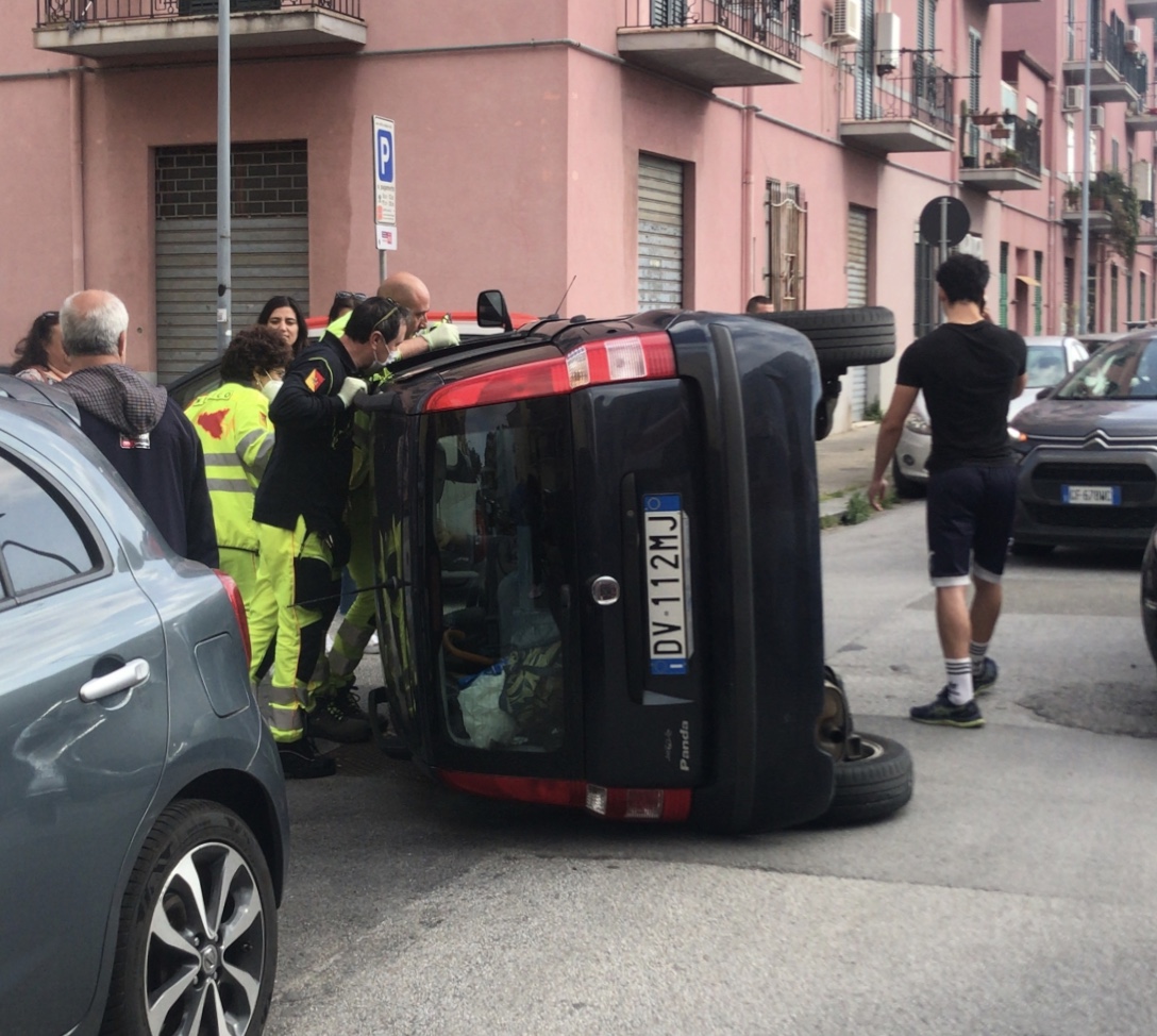 Auto si ribalta in centro: estratta una donna dalle lamiere