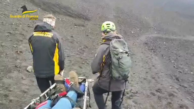 Escursionista ferita sull’Etna, le immagini dei soccorsi
