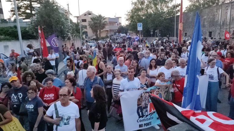 Un Corteo No Ponte per “chiudere la Stretto di Messina spa”