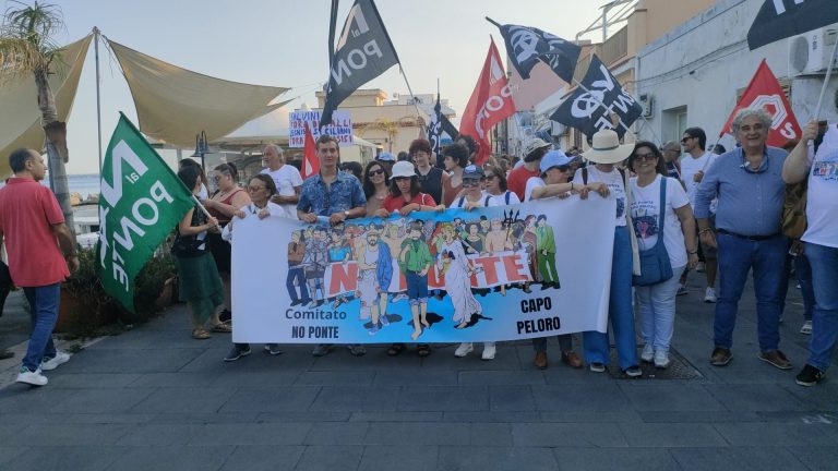 No Ponte, grande corteo a Capo Peloro