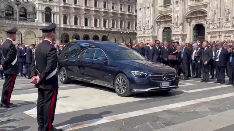 L’addio a Berlusconi, il feretro lascia piazza Duomo tra gli applausi