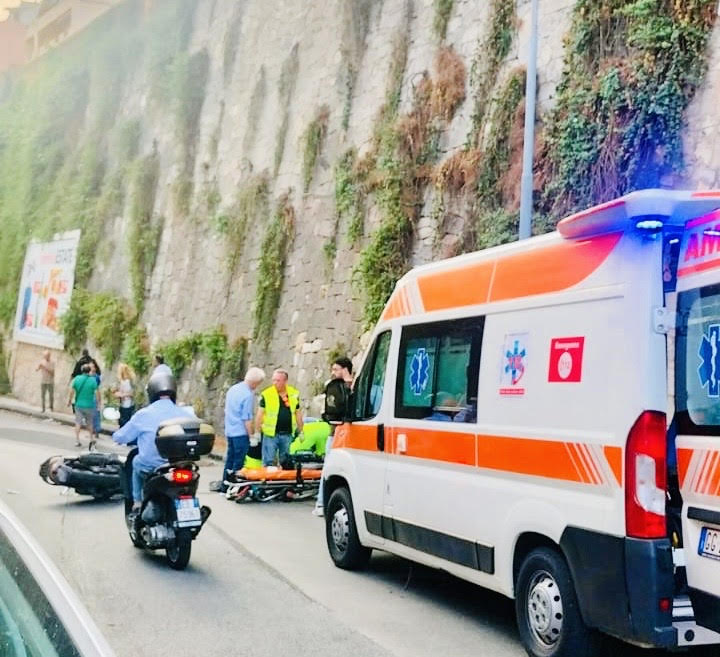 Disgrazia, vola da un muretto e si schianta su un centauro