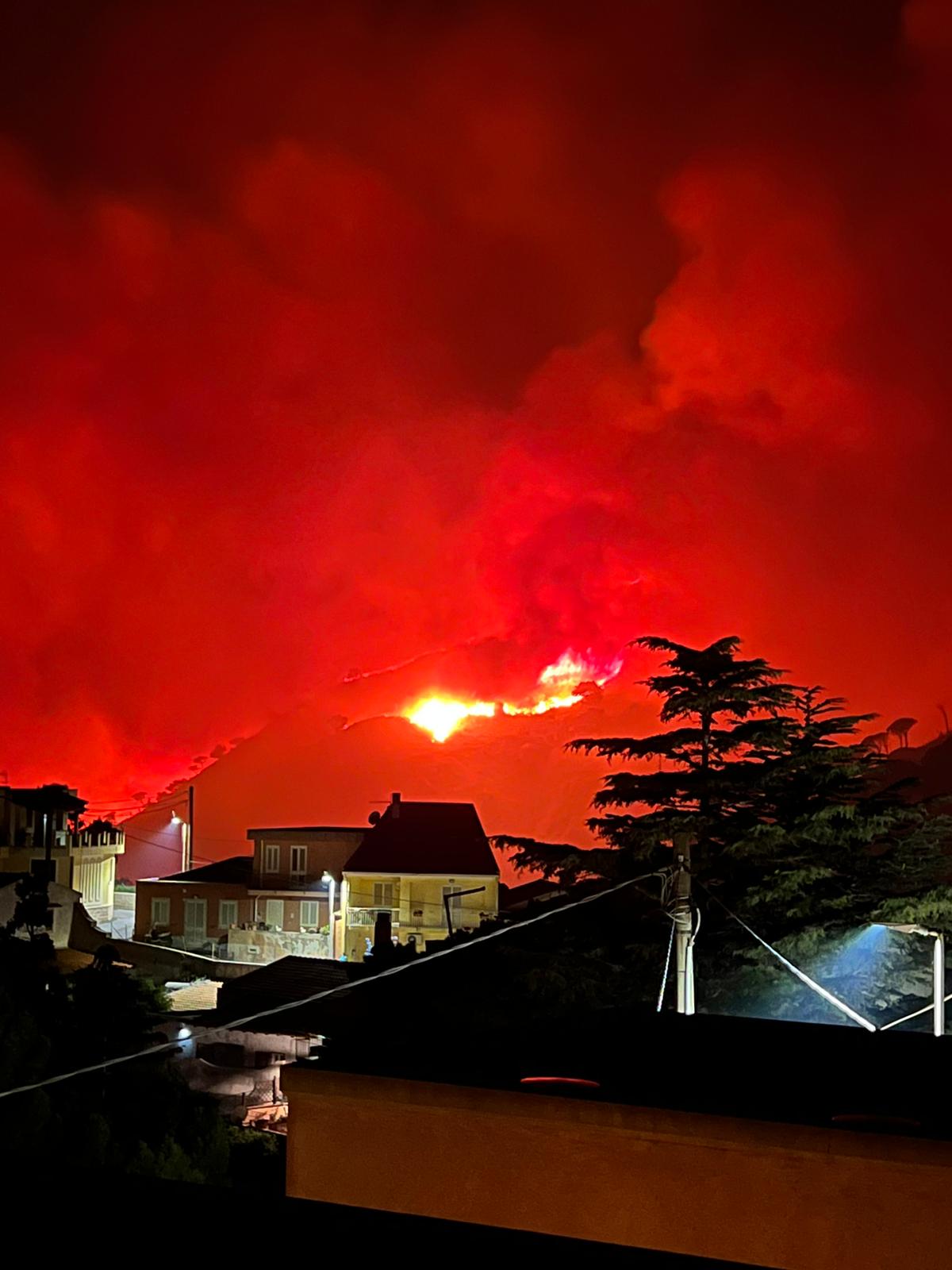 Incendi, notte di terrore: gente in fuga