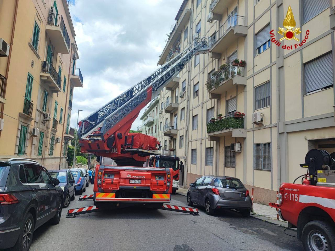 Fiamme in appartamento: donna intossicata