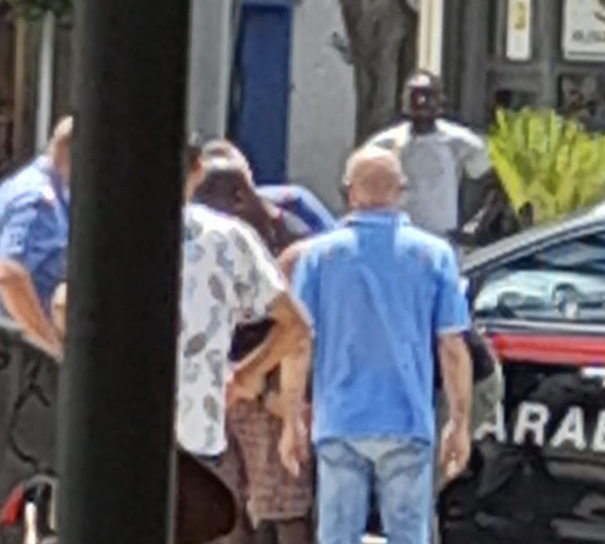 Paura a Piazza Cairoli, lite a colpi di bottiglia