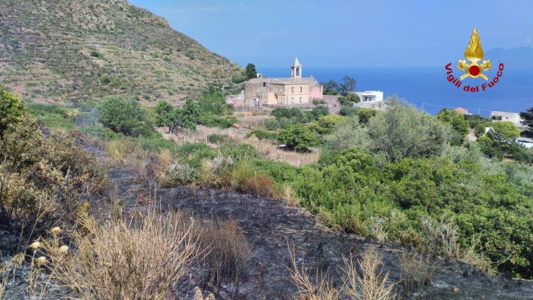 Incendio di macchia mediterranea a Filicudi