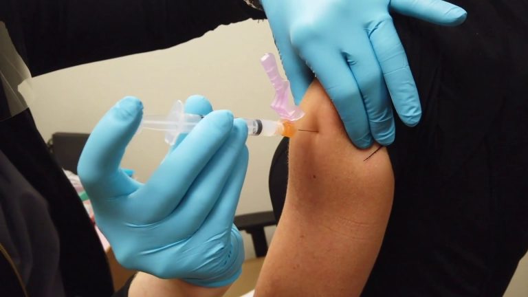 I vaccini proteggono dal long Covid, conferme da uno studio
