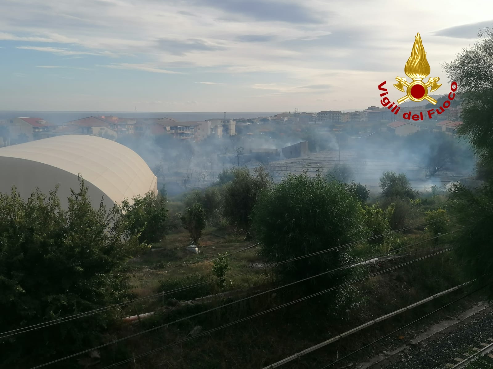 Incendio ad Alì Terme, intervento dei vigili del fuoco