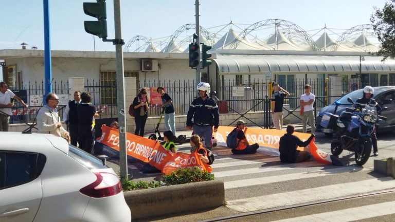 Ambientalisti bloccano il traffico al Porto, chiedono un fondo per i danni del clima