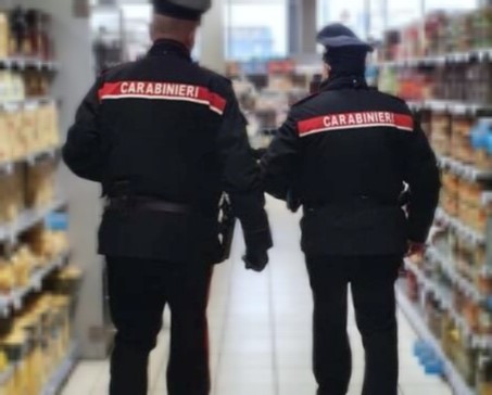 Sorpresa a rubare in un supermercato: esercente finisce ai domiciliari
