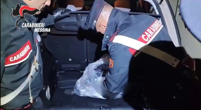Dieci chili di cocaina in auto, arrestato