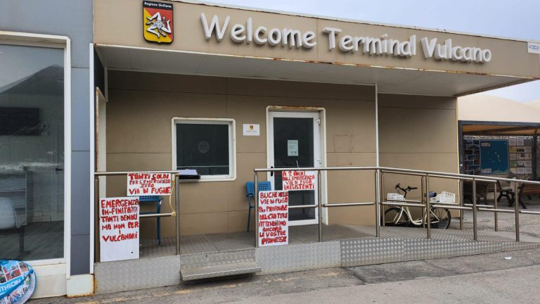 Emergenza Vulcano, rimossi i cartelli di protesta di Fucina di Efesto