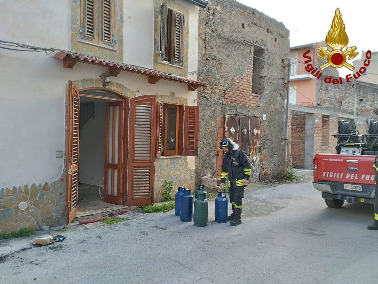 Incendio in un appartamento, intervengono i vigili del fuoco