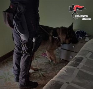 Droga in casa, arrestato per spaccio