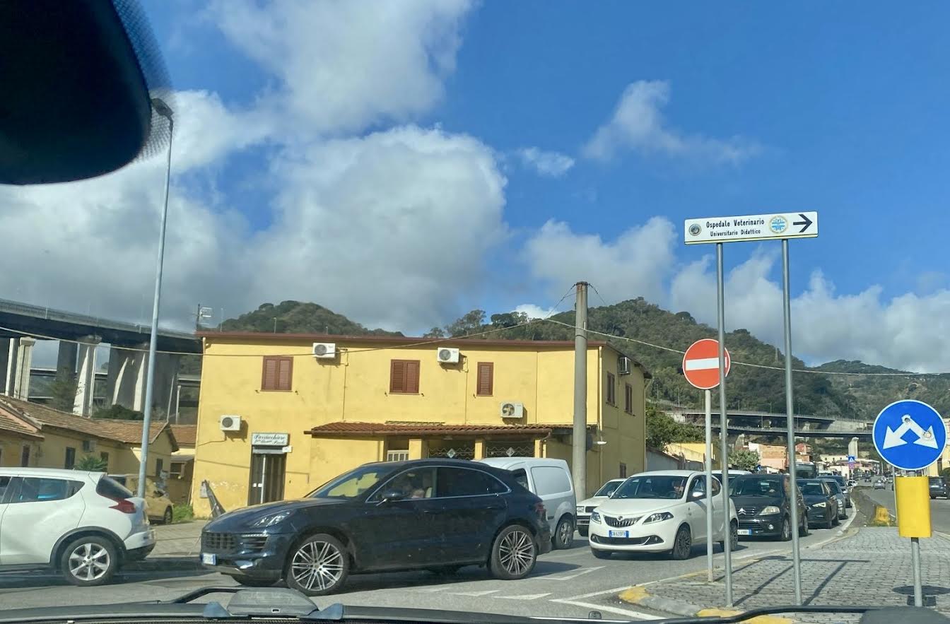 Viale Giostra nel caos: svincolo chiuso e lavori