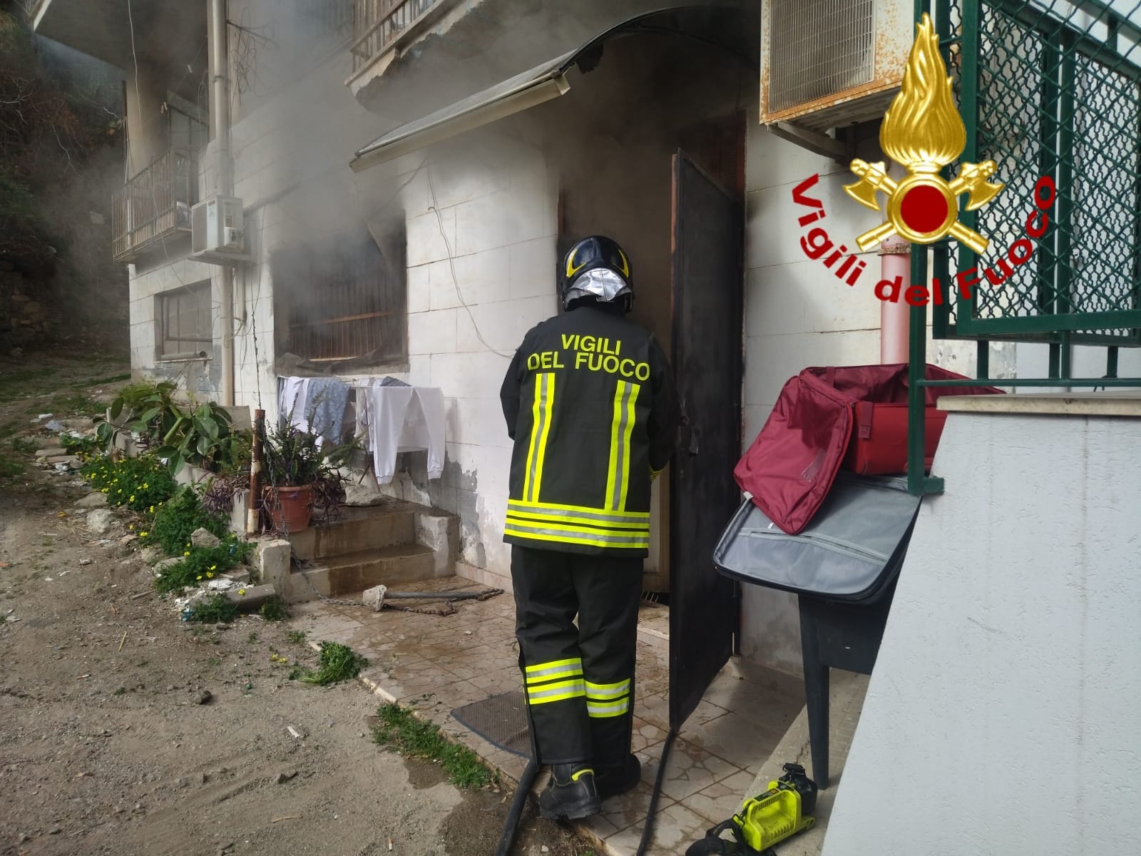 Incendio vicino Chiesa del Carmine, l’intervento dei Vigili