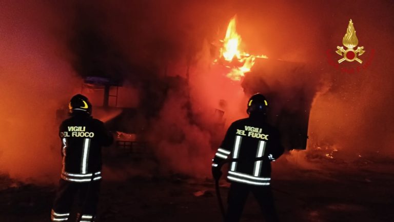 Officina divorata dalle fiamme: intervengono i pompieri