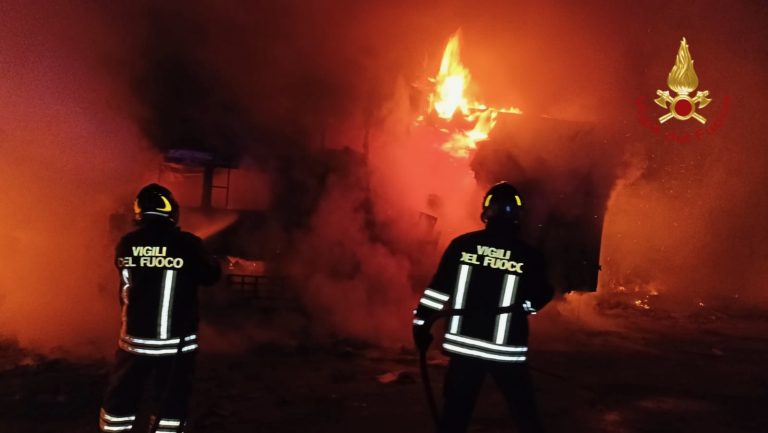 A18, incendio: le fiamme lambiscono l’autostrada